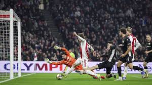 LIVE Eredivisie: Ajax in levendige kraker tegen NEC met voorsprong de rust in