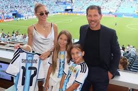 Carla Pereyra y el Cholo Simeone: look top para alentar a la Argentina y un paso de baile que se viralizó