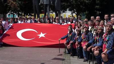 19 Mayıs kutlamalarında birlik ve beraberlik pozu İhlas Haber Ajansı