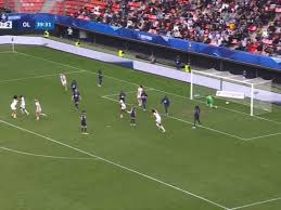 Voleio espetacular ajuda o Lyon a erguer a Copa da França