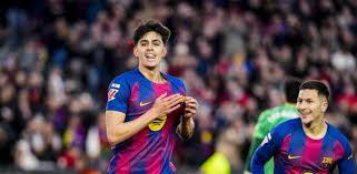 Marc Bernal aprende de Lewandowski