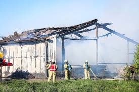Grote brand legt schuur in Mantinge in as