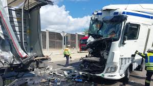 Lkw-Unfall auf der A81: Zwei Verletzte und Trümmerfeld nach Kollision