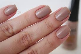 Resultado de imagem para esmalte nude e ouro nude