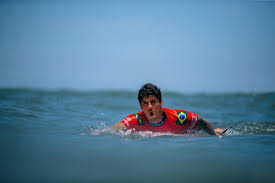 Gabriel Medina sofre corte na cabeça em sessão de treino no Taiti