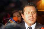 El ministro de Justicia, Dr. Eduardo Salhuana Cavides, declara a la prensa en el Legislativo. - 050509_12b