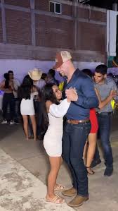 A esta bella chaparrita le toc&oacute; bailar con el m&aacute;s alto del baile