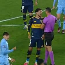Cara a cara y empujón: el picante cruce entre Leandro Paredes y el árbitro Wilmar Roldán