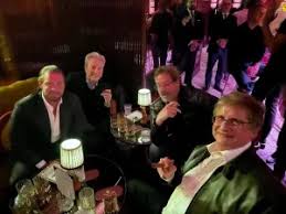 Foto mostra Gonet fumando charuto com Vorcaro em Londres