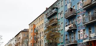 Großeinsatz in Rigaer Straße: Polizei durchsucht linksextremes Haus - Imagen principal del artículo