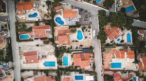 Un pueblo de Cantabria vigila con drones el agua de las piscinas y ya ha abierto expedientes que llegan a 3.000 euros