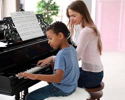 child taking a piano lessonの画像