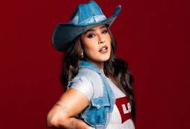 Lauana Prado agita o Bloco CarnaLau com look all jeans exclusivo em SP