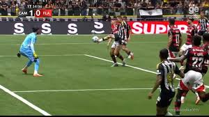 Falha de Ayrton Lucas deixa Bernard livre e Atlético-MG abre 1×0 sobre o Flamengo na Arena MRV no Brasileirão