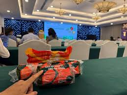 Bầu Đức tặng quà đặc biệt: Chả ớt xiêm heo ăn chuối và chả thủ heo ăn chuối