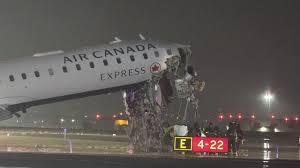 Avión de Air Canada Express choca en el Aeropuerto LaGuardia de Nueva York; reportan muertos y heridos