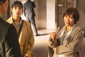 「雰囲気全然違う!」ぱーてぃーちゃん・信子、黒髪&ナチュラルメイクでの演技に反響「別人?」『刑事、ふりだしに戻る』第2話【ネタバレあり】