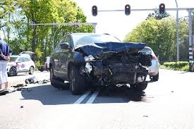 Ravage op de weg door botsing tussen auto’s in Tilburg: vrouw gewond, man en twee jonge kinderen nagekeken