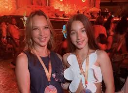 La reacción de Adamari López a las críticas por el outfit de su hija en el concierto de Karol G