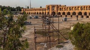 حکومت بر بستر خشک شده رودخانه زاینده‌رود جشن برگزار می‌کند