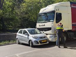 Vrachtwagen en auto botsen op N302 in Harderwijk