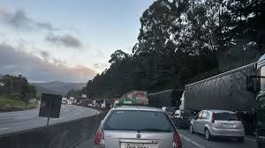 Tombamento de carreta fecha Fernão Dias em São Paulo