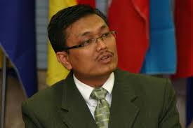 Sementara itu Ahli Parlimen Lenggong, Datuk Shamsul Anuar Nasarah turut menggesa pihak berkuasa bertindak tegas berdasarkan undang undang yang ada bukan ... - Shamsul-Anuar-Nasarah