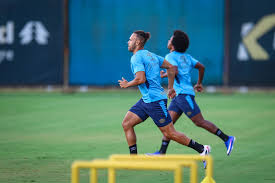Luís Castro comanda último treino antes do duelo contra Vitória