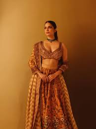 https://timesofindia.indiatimes.com/entertainment/malayalam/web-stories/malavika-mohanan-stuns-in-red-saree-and-glam-fits/photostory/124108241.cms
