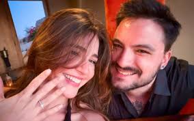 Felipe Neto anuncia noivado com Juliane Carvalho em viagem à Grécia