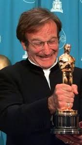 Jota 🎬 | Robin Williams tocando la gloria en Hollywood con su primer Oscar en el año 1998, gracias a la cinta: Good Will Hunting - categoría, mejor... | Instagram