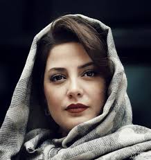 عکس رمانتیک طناز طباطبایی روی چمن ها به سبک دهه شصت
