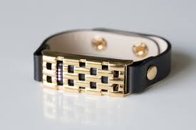 Résultat de recherche d'images pour "leather fitbit band"