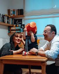 قاب خوش آب‌ورنگ مونا کرمی در کنار فرزند و همسرش، سپند امیرسلیمانی (عکس)