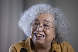 Supremacistas brancos só saíram do armário, diz Angela Davis, estrela da Flip