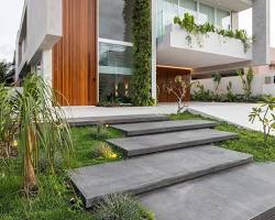 Imagem de Fachada de casa moderna com paisagismo