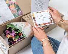 person enjoying making dried flowersの画像