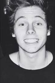 Znalezione obrazy dla zapytania luke hemmings