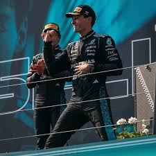 Russell vence pela primeira vez desde março e Verstappen bate Antonelli