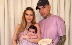 Mulher de MC Guimê sofre acidente com filha de 5 meses no carro em SP