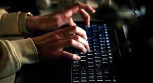 Nova lei aumenta penas para crimes sexuais online contra crianças