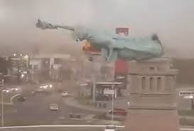 ¡CASI APLASTA A UN CARRO! Réplica de estatua de la Libertad cae en Brasil (VIDEO)