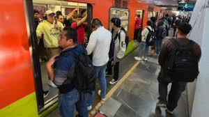 ¿Qué pasó en la Línea 3 del Metro? Trabajadores maniobran para rescatar a una persona en las vías