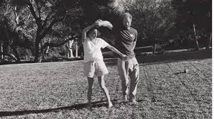 Meghan Markle quebra protocolo e exibe momento romântico com ...