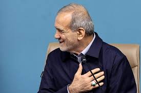 شوخی ناگهانی یکی از حضار با پزشکیان حین سخنرانی جدی + ببینید | رئیس‌جمهور خودش هم خنده‌اش گرفت