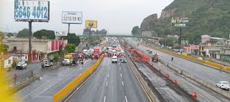 Manifestantes bloquean la autopista México-Puebla; tránsito totalmente detenido hacia Chalco