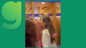 Princesa e príncipe da Noruega vão a vestiário e abraçam Haaland