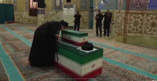 وداع برادر؛ بوسه حجت‌الاسلام خامنه‌ای بر تابوت آیت‌الله شهید + ویدئو