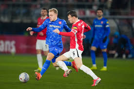 Opstellingen AZ en Twente voor kraker in de Eredivisie: Koopmeiners op de bank