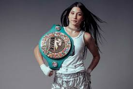 Camila Zamorano recibe serenata de Santa Fe Klan